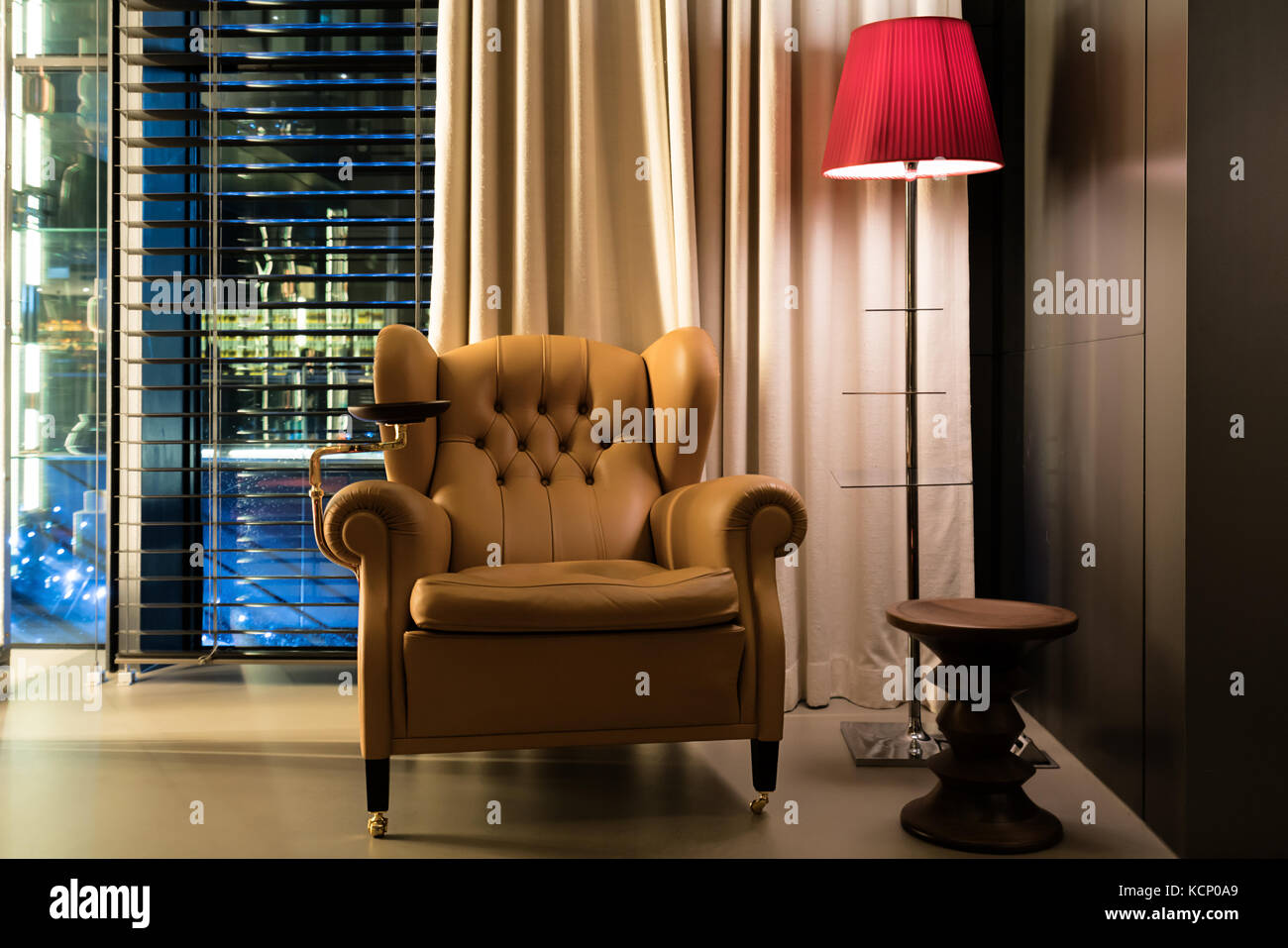Leder Sessel Couchtisch und Stehleuchte in der Lobby im Hotel. interior design Klassische Leder Stuhl und Lampe im dim Zimmer. Stockfoto