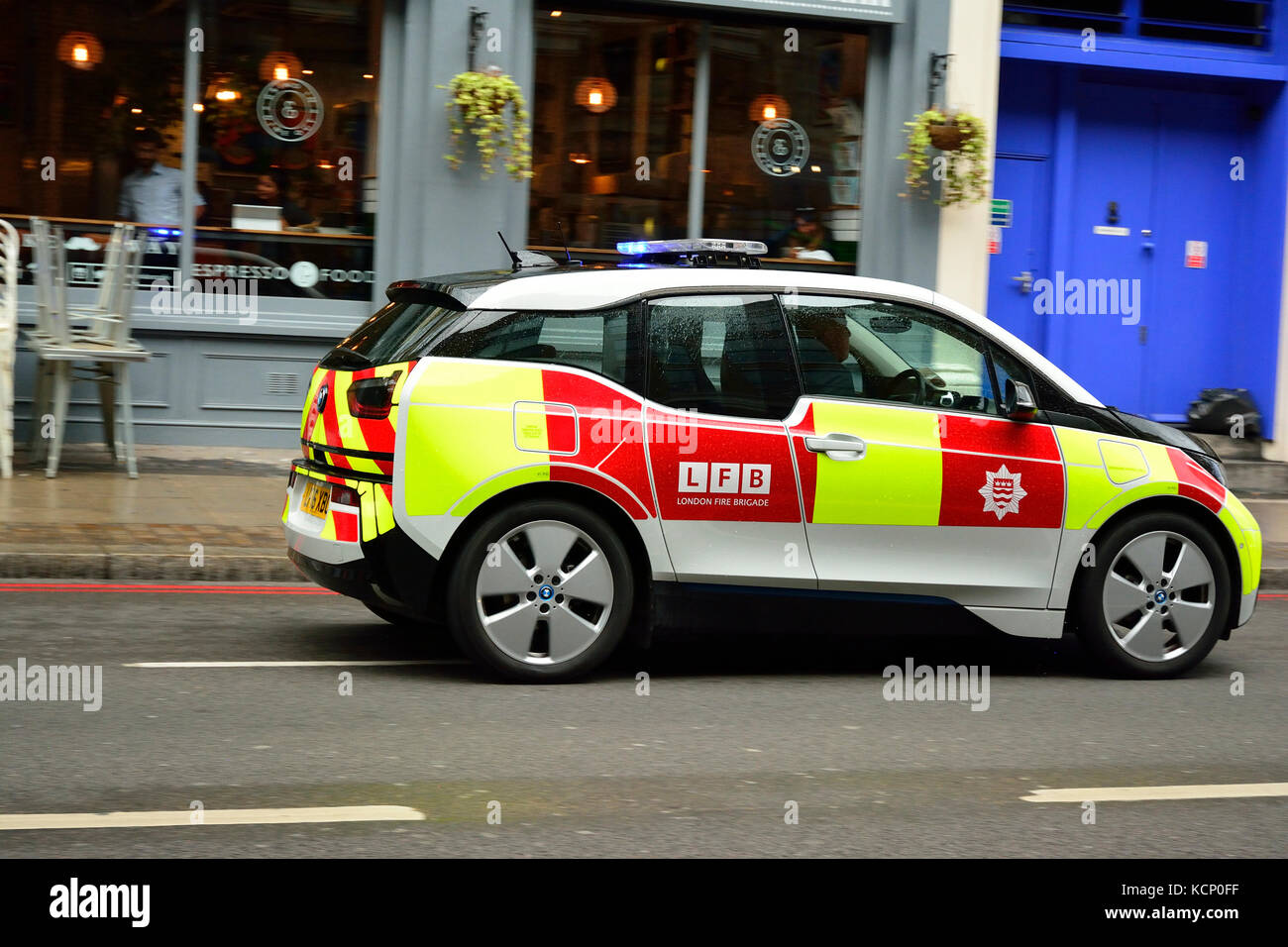 London Feuerwehr Fahrzeug auf den Straßen mit Blaulicht und in London, Großbritannien Stockfoto
