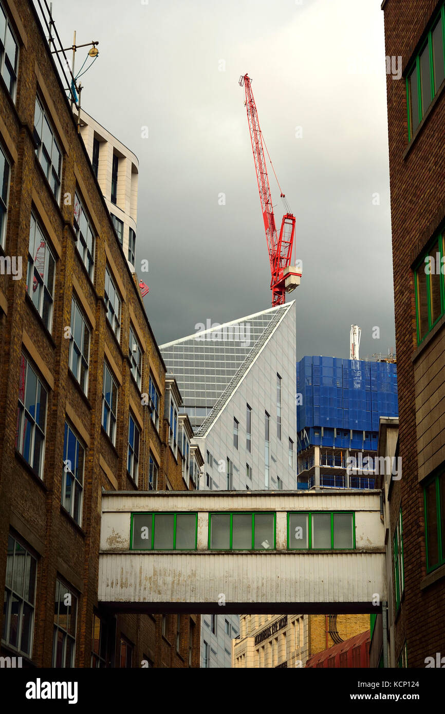 Hohe geschlossenen Gang zwischen zwei Gebäuden in London, England, Großbritannien Stockfoto