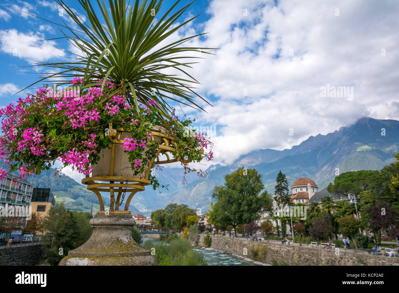 Meran in Südtirol, eine schöne Stadt von Trentino Alto Adige, Aussicht auf die berühmte Promenade entlang der Passer River. Norditalien. Stockfoto
