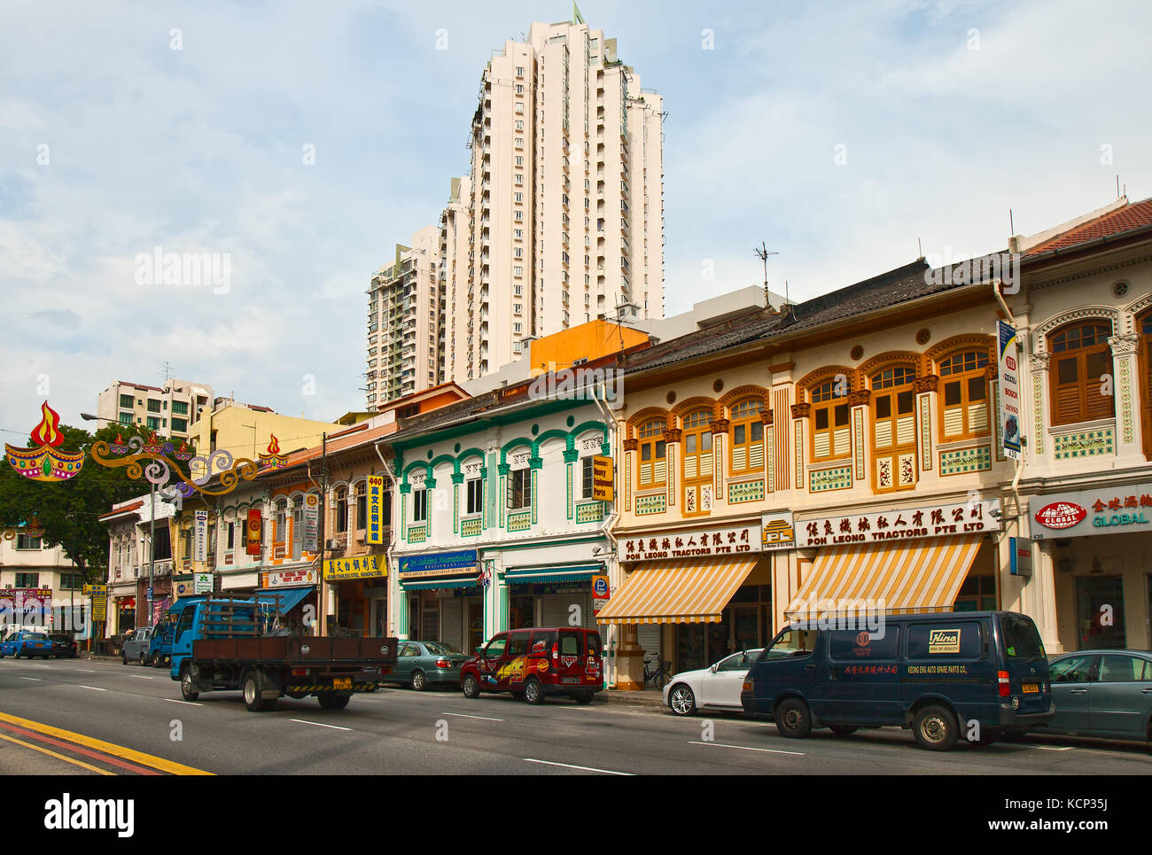Das historische Nationalviertel Little India in der Nähe der modernen Viertel Singapurs ist sorgfältig in der ursprünglichen Form erhalten. Stockfoto