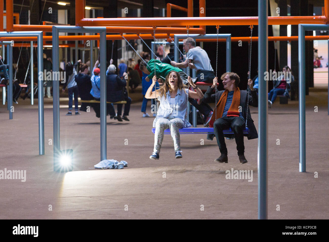 Interaktive Spielplatz schaukeln Ausstellung von dänischen Künstlern Superflex in der Turbinenhalle der Tate Modern Art Gallery, South Bank, London, England, Großbritannien Stockfoto