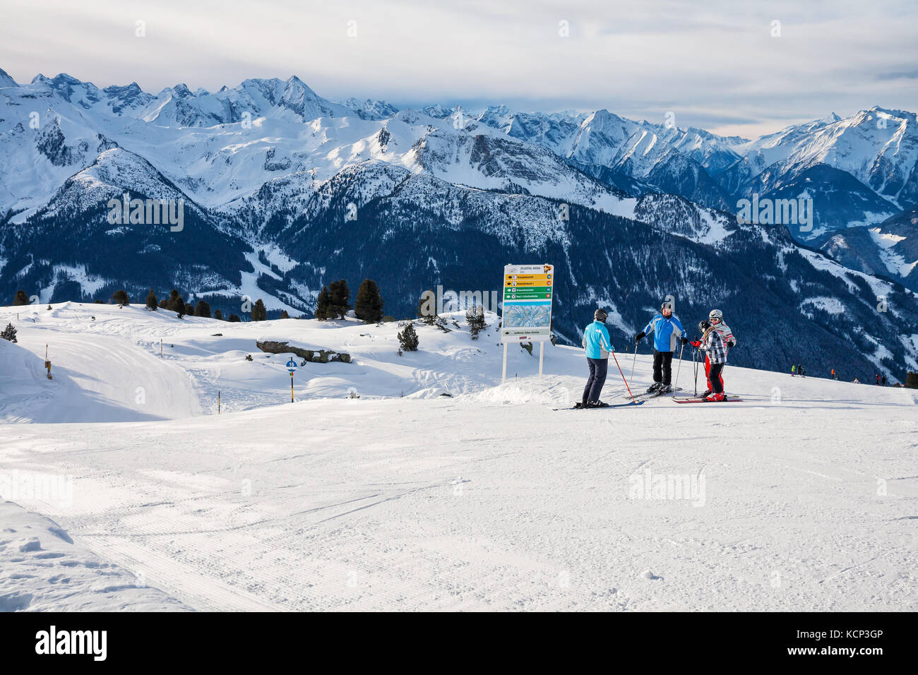 ZILLERTAL ARENA, ÖSTERREICH - 04. JANUAR 2011 - unbekannte Skifahrer befinden sich in der Nähe der Skipisten Stockfoto