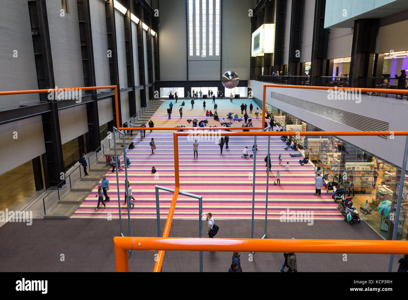 Interaktive Spielplatz schaukeln Ausstellung von dänischen Künstlern Superflex in der Turbinenhalle der Tate Modern Art Gallery, South Bank, London, England, Großbritannien Stockfoto