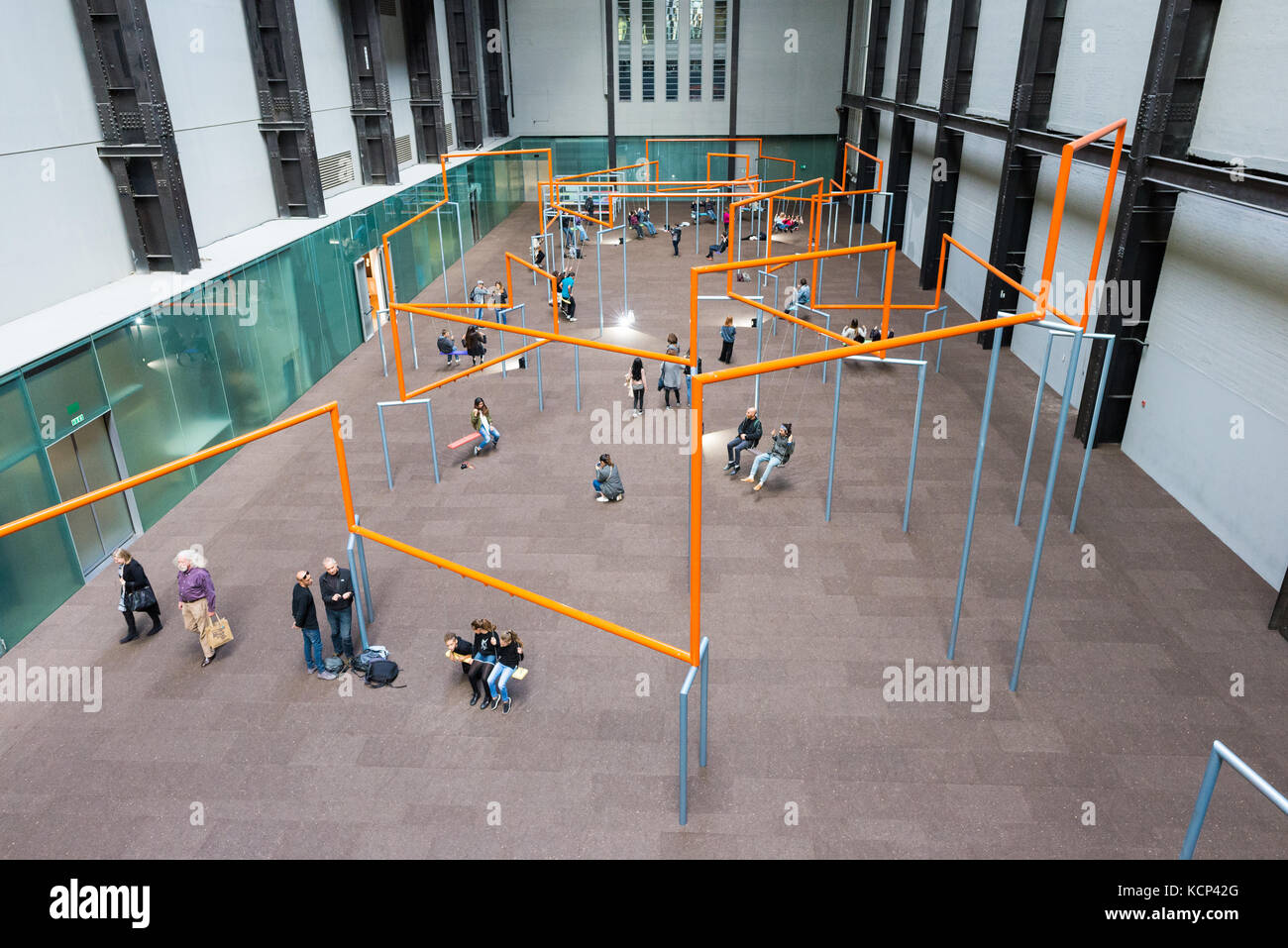 Interaktive Spielplatz schaukeln Ausstellung von dänischen Künstlern Superflex in der Turbinenhalle der Tate Modern Art Gallery, South Bank, London, England, Großbritannien Stockfoto