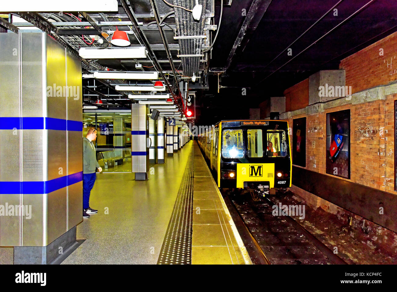 Gateshead Tyne und tragen U-Bahn-Plattformen und ankommenden Zug Stockfoto