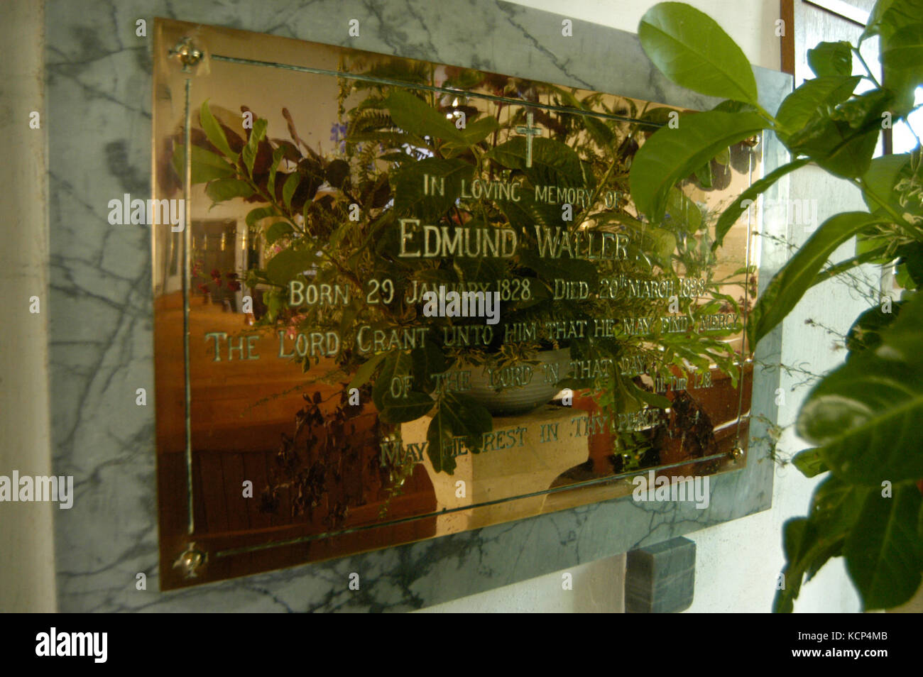 Messingschild an Edmund Waller (1828-98) in der Kirche von St. Peter, Farmington, Gloucestershire Stockfoto