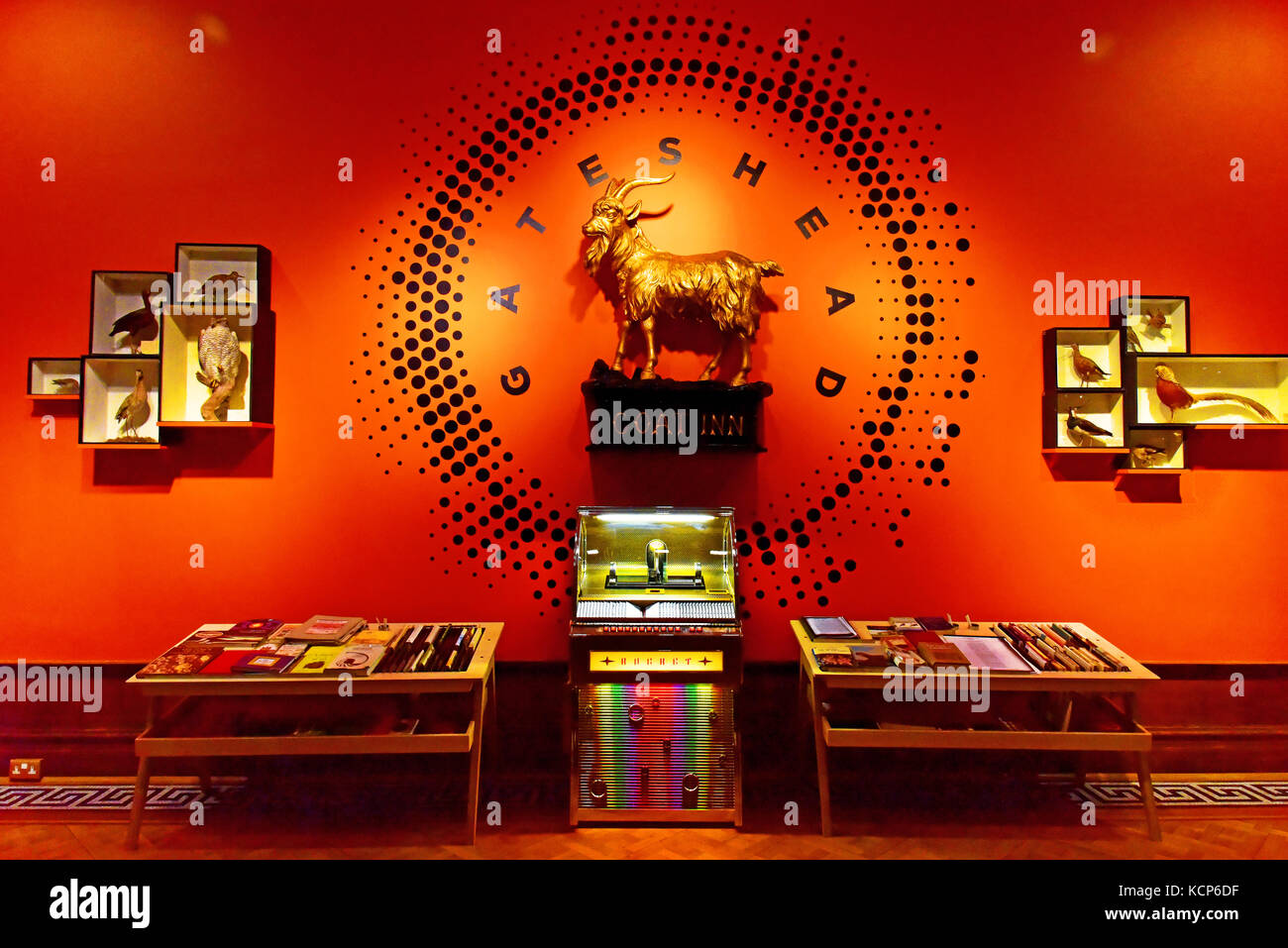 Shipley Art Gallery Gateshead Wanddisplay mit Ziegenvögeln und einer Rocket Juke Box Stockfoto