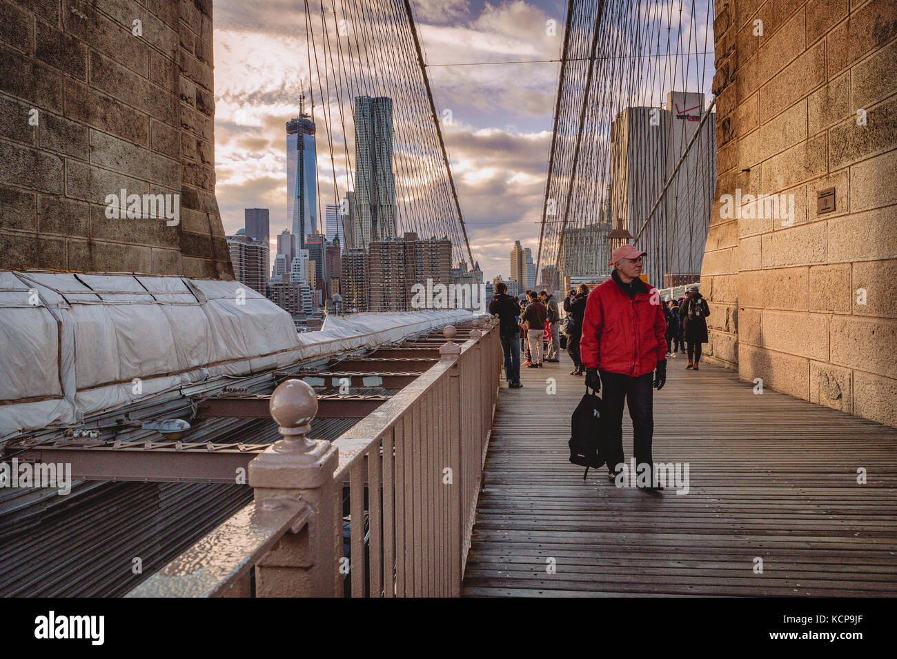Die Menschenmassen, die die Brooklyn Bridge genießen, sorgen für ausgezeichnete Straßenfotografie. Stockfoto