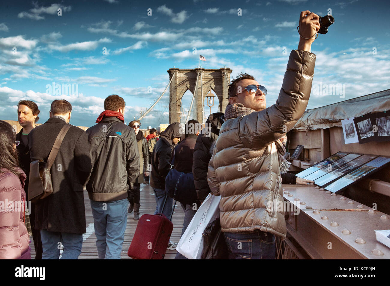 Die Menschenmassen, die die Brooklyn Bridge genießen, sorgen für ausgezeichnete Straßenfotografie. Stockfoto