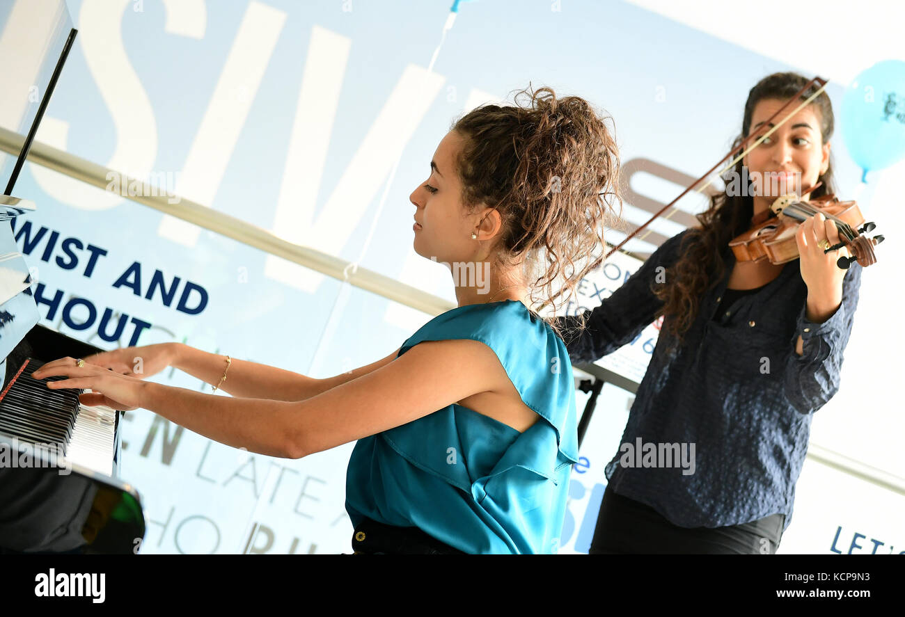 Sarah und Laura Ayoub von den Ayoub Sisters während des Global Make Some Noise Day 2017 im Global, 30 Leicester Square, London. Die Veranstaltung vereint alle Radiomarken von Global, um Geld für Global Make Some Noise zu sammeln, die Wohltätigkeitsorganisation, die von Global gegründet wurde, um benachteiligten Jugendlichen in ganz Großbritannien zu helfen. Bild Datum: Freitag 6 Oktober. Bildnachweis sollte lauten: Ian West/PA Wire Stockfoto