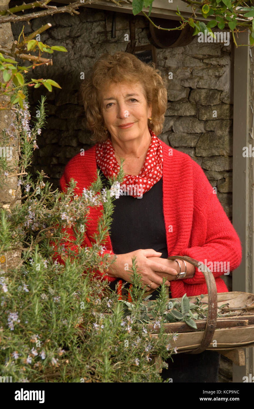 Gärtner, Autor, Sender Judith Hann in Ihrem Kräutergarten. Stockfoto