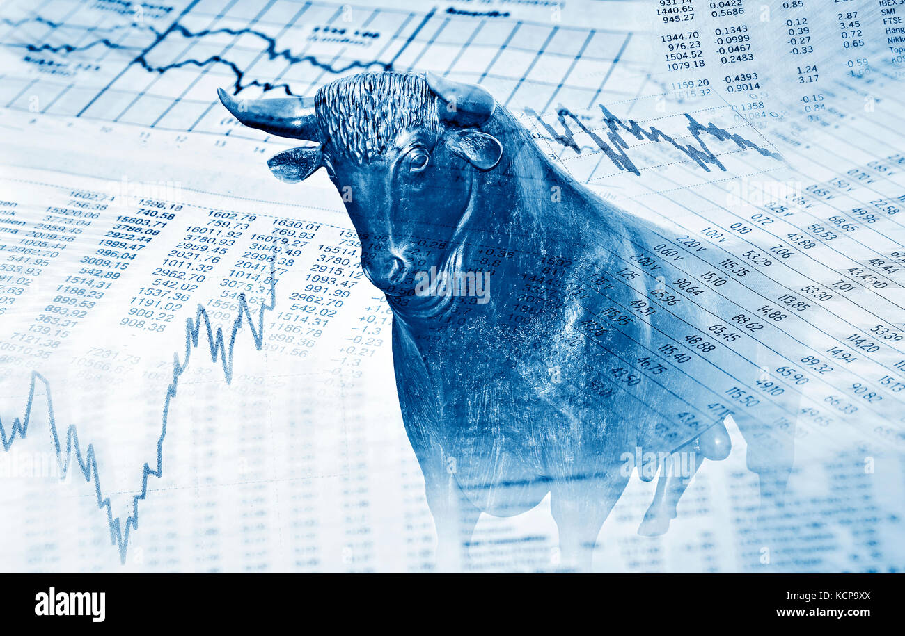 Finanzielle Symbole und Stier stehen für Erfolg in der Börse Stockfoto