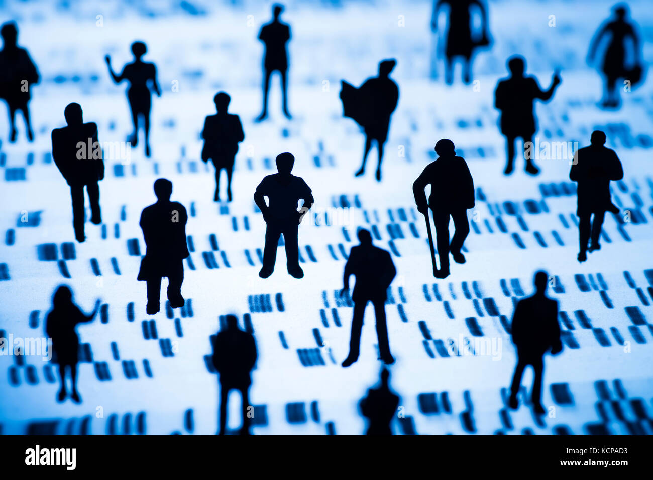 DNA-Profil und eine größere Gruppe von Menschen Stockfoto