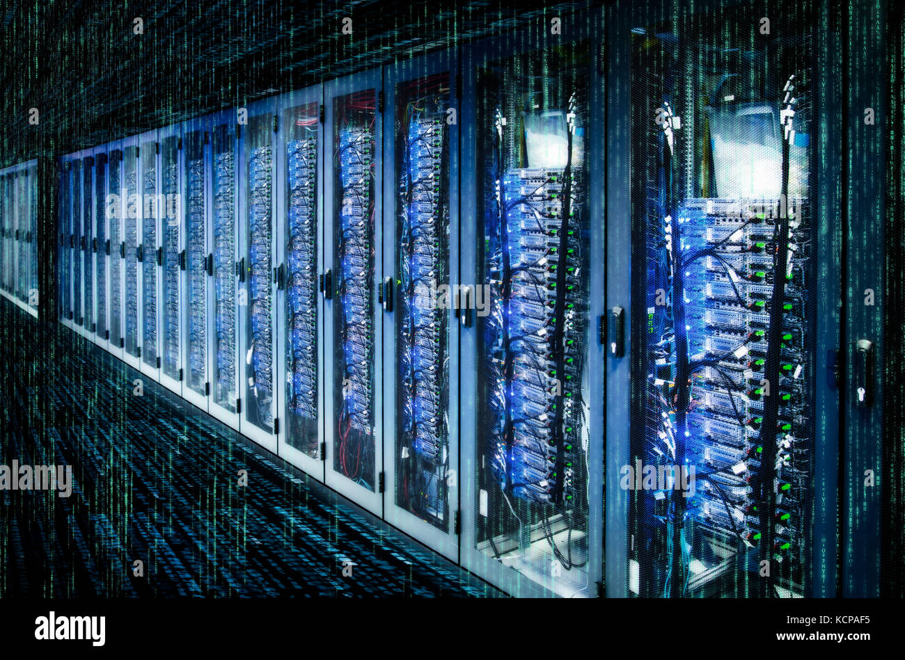 Netzwerk Schränke mit Server Racks in einem Rechenzentrum mit Matrix. Stockfoto
