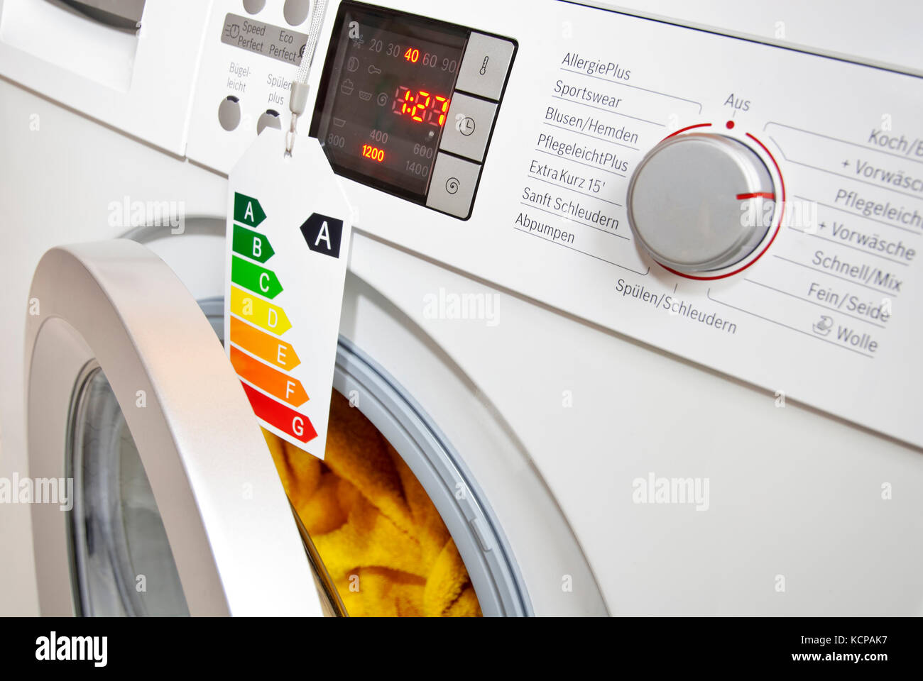 Moderne Waschmaschine mit Umweltzeichen, die Effizienzklasse a. Stockfoto