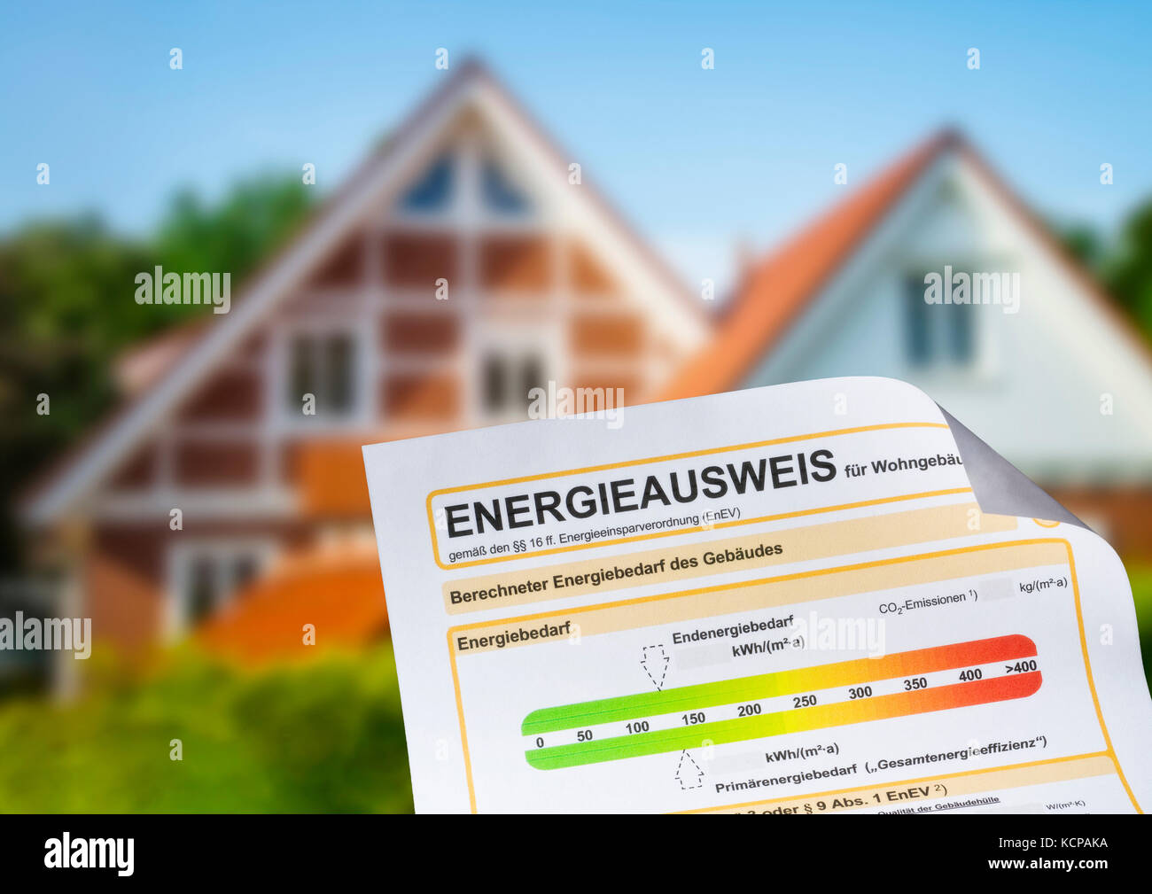 Energieausweis mit einer Familie Haus im Hintergrund Stockfoto