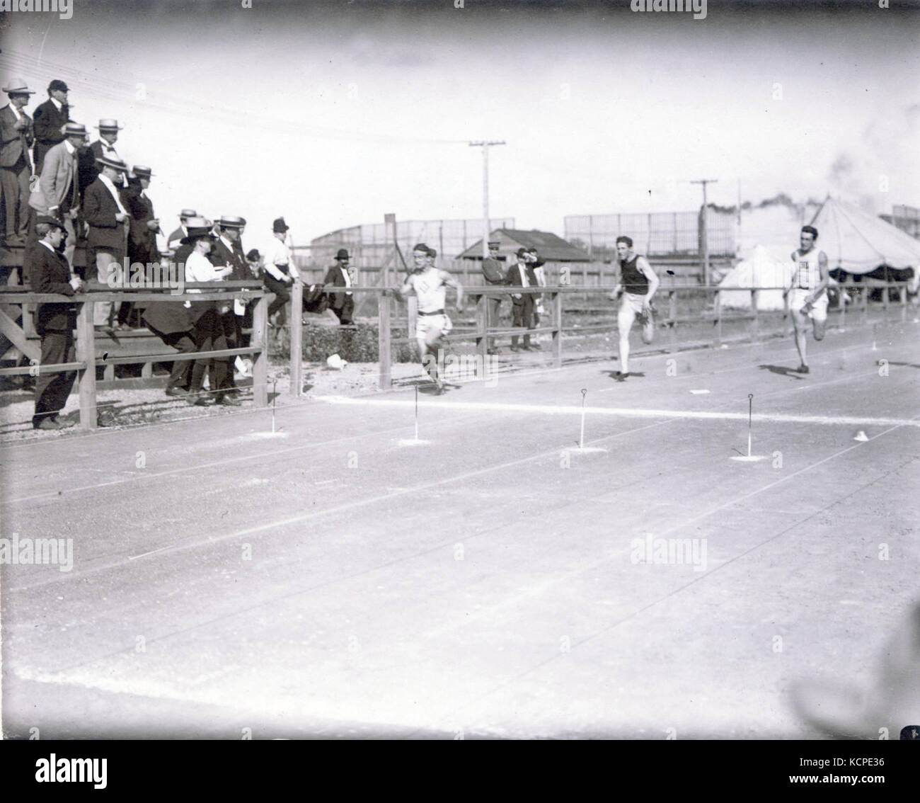 Archie Hahn der Milwaukee Athletic Club zuerst beenden während der letzten Hitze von 100 Meter bei den Olympischen Spielen 1904 starten Stockfoto