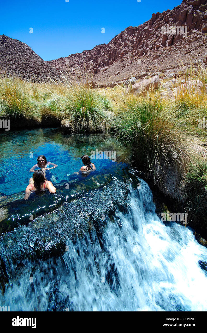 Chile Atacama Wüste - puritama thermes - eine Serie von natürlichen Pools, vergrößert und ausgestattet mit dem Mann, herzlich willkommen das heiße Wasser des Flusses puritana, damit am Ende des Tages von Ausflügen entspannen. Stockfoto
