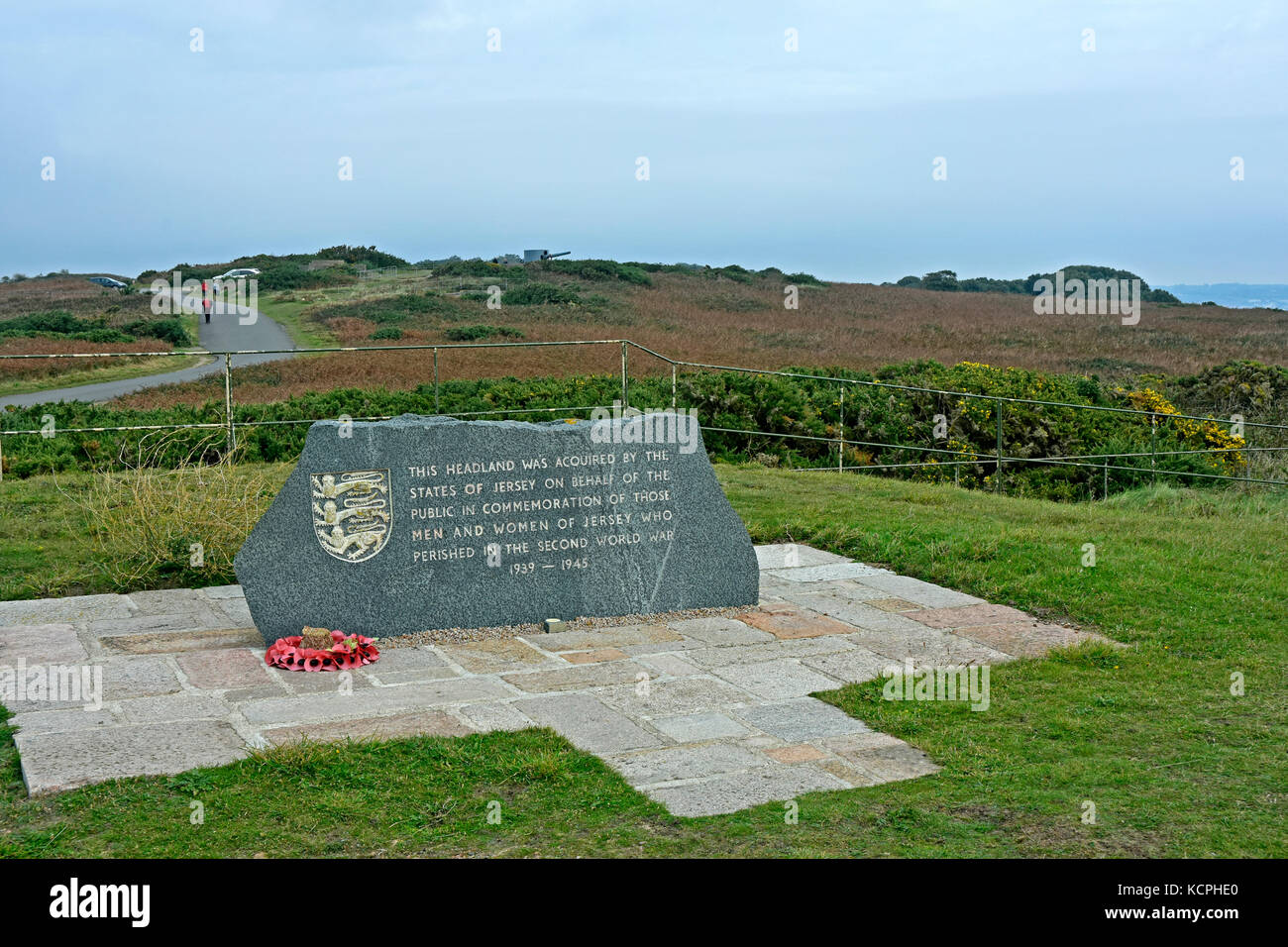 Jersey-Kanal Inseln - gedenkstein - für diejenigen in ww 11 verloren - Staaten von Jersey - Blick auf das Meer über landspitze - Herbst Farben Stockfoto