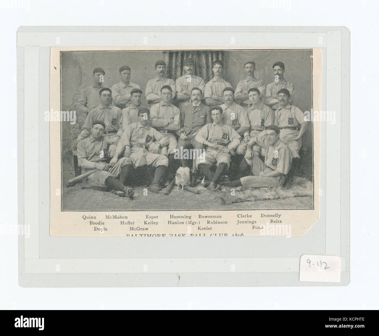 Fotos der Baseballvereine von Baltimore und Cleveland aus dem Jahr 1896, in denen Spieler in Uniform und Spiel-Action gezeigt werden. Diese historischen Bilder repräsentieren die frühen amerikanischen Baseballmannschaften und spiegeln die Entwicklung des Sports im späten 19. Jahrhundert wider. Stockfoto