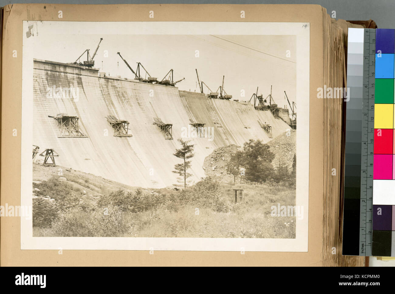 Ashokan Behälter. Ansicht von unten stream Gesicht der Olivenöl Bridge dam. Komplettes Teil des Dammes auf der linken Seite. Vertrag 3. September 7, 1911 (Nypl b 13814376 435342) Stockfoto
