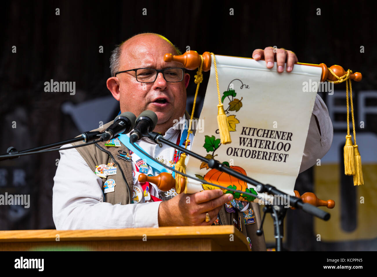 Kitchener, Ontario, Kanada. Oktober 2017. Offizielle Eröffnung des 49. Jährlichen Kitchener Waterloo Oktoberfests, Nordamerikas größtes bayerisches Fest. Das erste Bierfass wird im Rathaus von Kitchener gezapft. Barry Vrbanovic, Bürgermeister von Kitchener, liest die Eröffnungserklärung vor. Bild: Performance Image/Alamy Live News Stockfoto