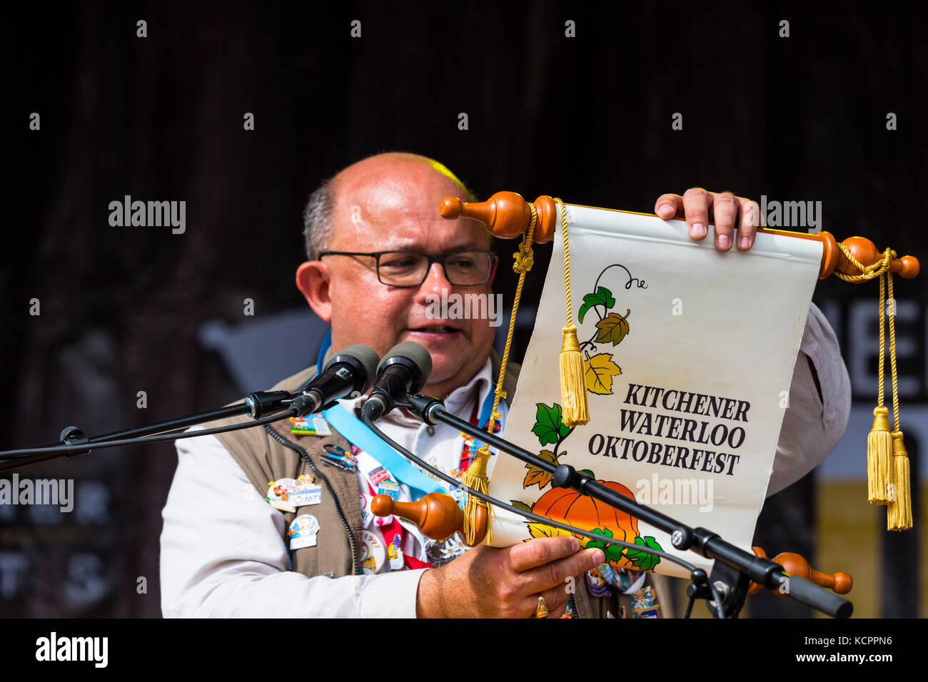 Kitchener, Ontario, Kanada. Oktober 2017. Offizielle Eröffnung des 49. Jährlichen Kitchener Waterloo Oktoberfests, Nordamerikas größtes bayerisches Fest. Das erste Bierfass wird im Rathaus von Kitchener gezapft. Barry Vrbanovic, Bürgermeister von Kitchener, liest die Eröffnungserklärung vor. Bild: Performance Image/Alamy Live News Stockfoto