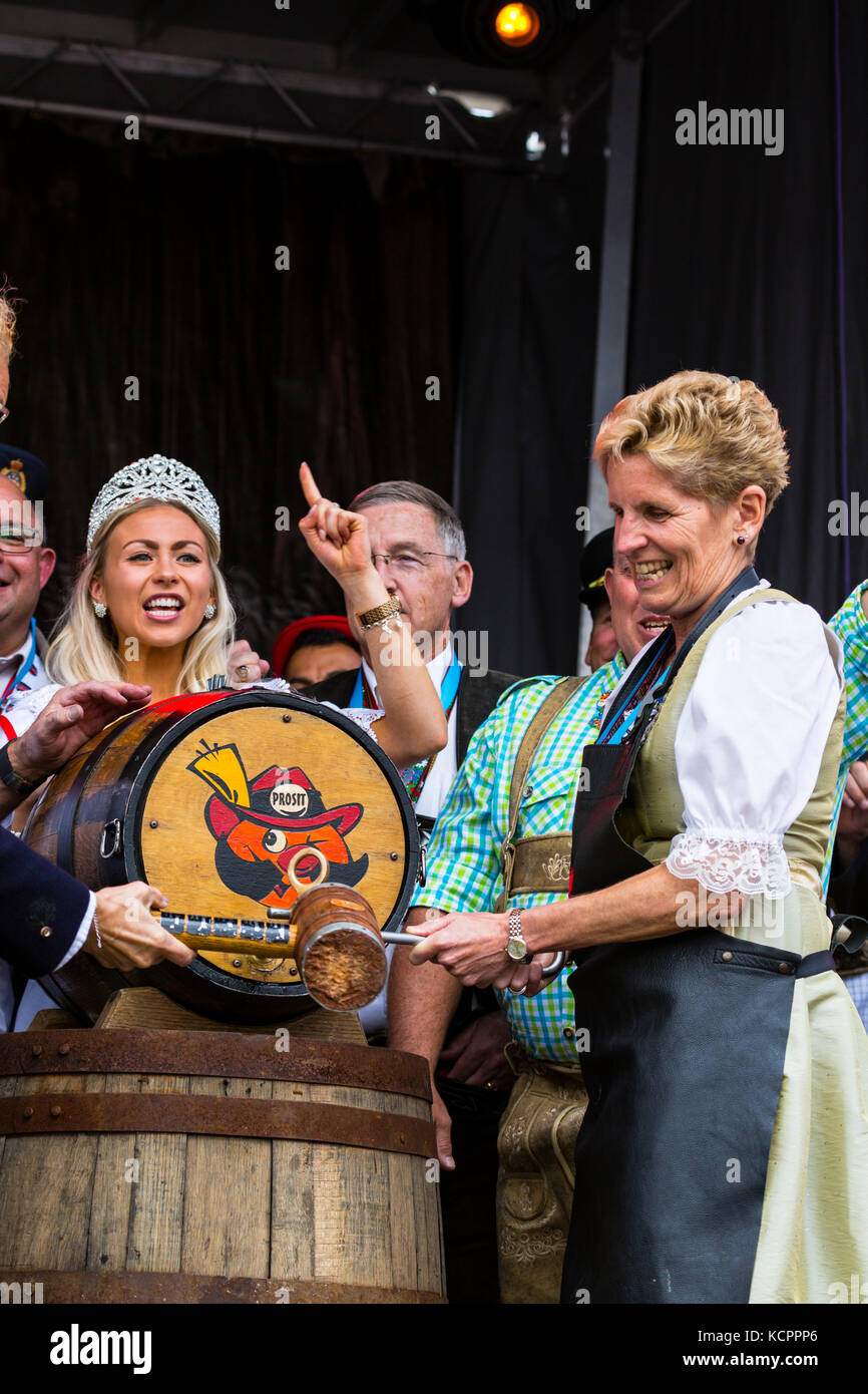 Kitchener, Ontario, Kanada. Oktober 2017. Offizielle Eröffnung des 49. Jährlichen Kitchener Waterloo Oktoberfests, Nordamerikas größtes bayerisches Fest. Das erste Bierfass wird im Rathaus von Kitchener gezapft. Kathleen Wynne Premier von Ontario klopft das erste Bierfass an. Bild: Performance Image/Alamy Live News Stockfoto