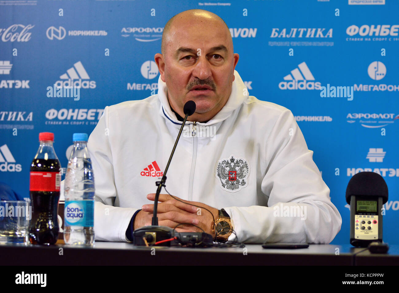 Der Trainer der russischen Fußballnationalmannschaft Stanislav Tschertschesow bei der Pressekonferenz im Stadion der VEB Arena in Moskau vor dem internationalen Testspiel gegen Südkorea. Stockfoto