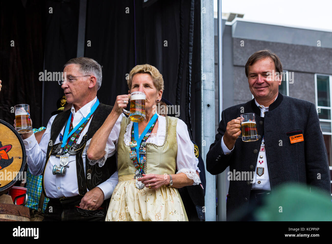 Kitchener, Ontario, Kanada. Oktober 2017. Offizielle Eröffnung des 49. Jährlichen Kitchener Waterloo Oktoberfests, Nordamerikas größtes bayerisches Fest. Das erste Bierfass wird im Rathaus von Kitchener gezapft. Kathleen Wynne Premier von Ontario klopft das erste Bierfass an. Bild: Performance Image/Alamy Live News Stockfoto