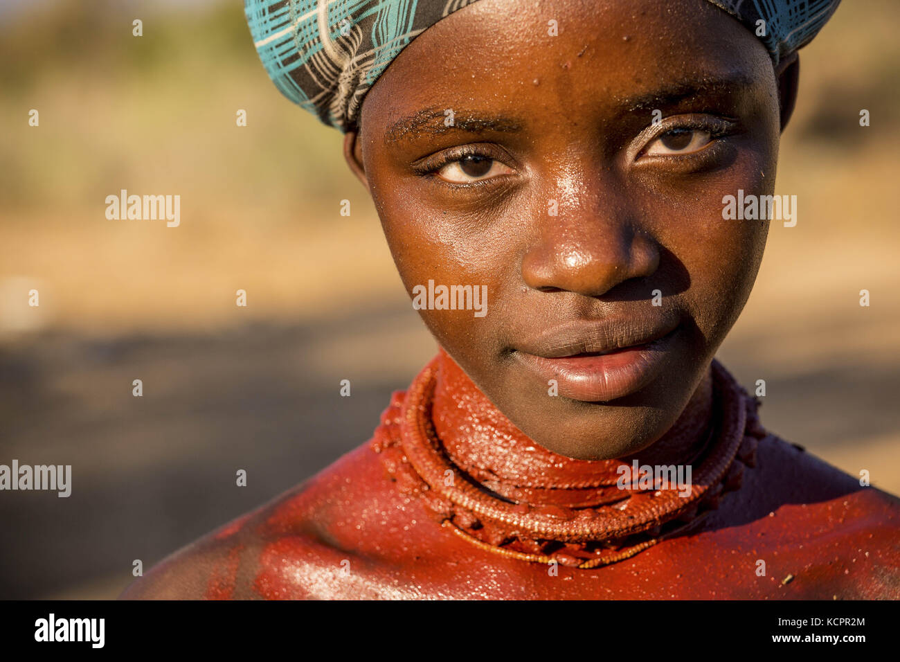 Angola. Juli 2016. Ein traditionelles Nguendelengo (auch als Nguendelengo geschrieben) Mädchen, das fast ausgestorben ist (eine Mischung aus Khoisan und Bantu). Sie sprechen einen seltenen Dialekt ''" Nyaneka - ähnlich wie Mumuila. Sie leben von der Jagd, dem Sammeln und der Aufzucht von Ziegen und sind dem Hauptstamm der Mukubal untergeordnet. Kredit: Tariq Zaidi/ZUMA Wire/Alamy Live News Stockfoto