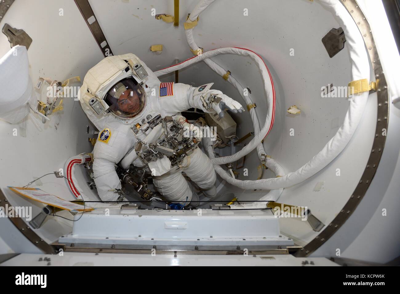 Internationale Raumstation ISS Expedition 53 Crew Mitglied mark Vande hei bereitet für seine spacewalk zu einem neuen rastend endeffektor an der Spitze des Roboterarms Canadarm2 Oktober 6, 2017 im Erdorbit. Credit: planetpix/alamy leben Nachrichten Stockfoto