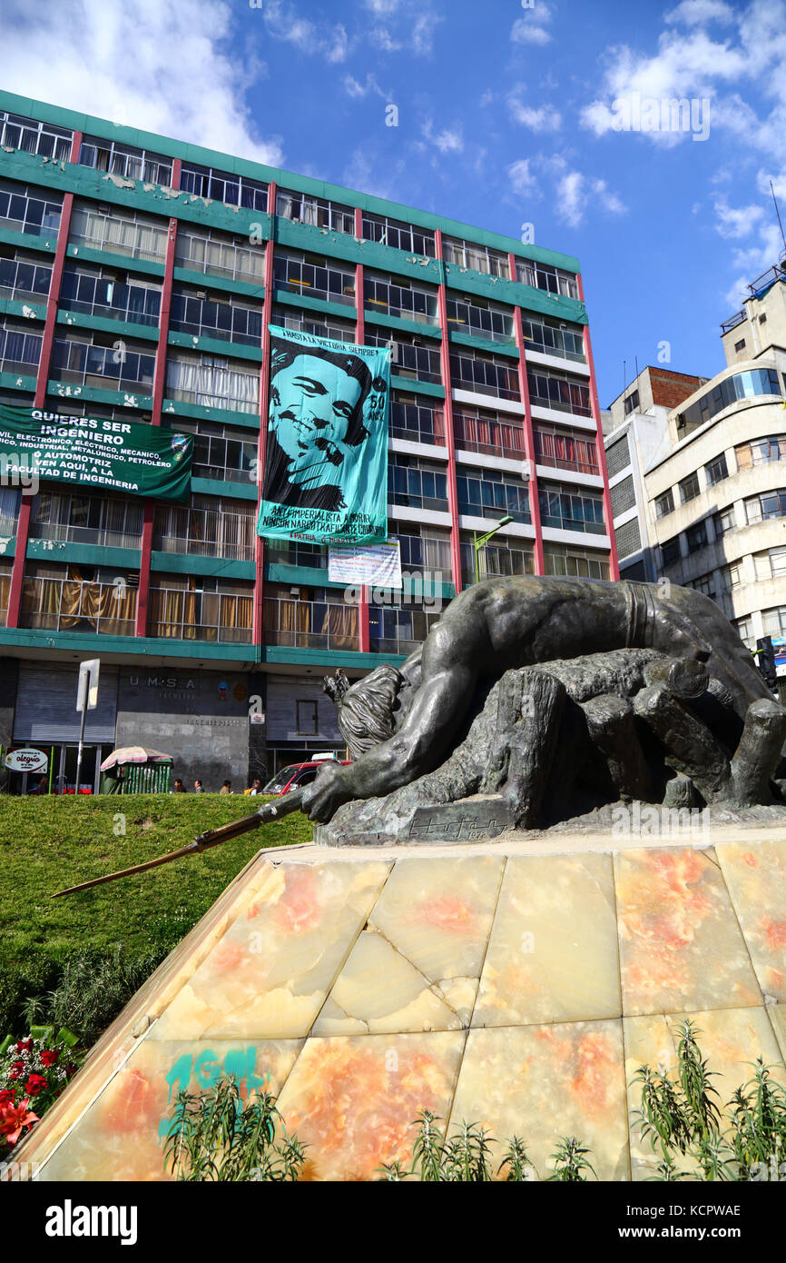 La Paz, Bolivien. 6. Okt 2017. Ein Banner zum 50-jährigen Jubiläum des Che Guevaras Tod zu gedenken, hängt an der UMSA Universität Fakultät Gebäude in La Paz Stadtzentrum. Che wurde von der Bolivianischen Truppen in La Higuera, die am 9. Oktober 1967 getötet worden; die Regierung und die sozialen Bewegungen werden verschiedene Veranstaltungen an diesem Tag am Standort. Im Vordergrund ist ein Denkmal des unbekannten Soldaten. Credit: James Brunker/Alamy leben Nachrichten Stockfoto