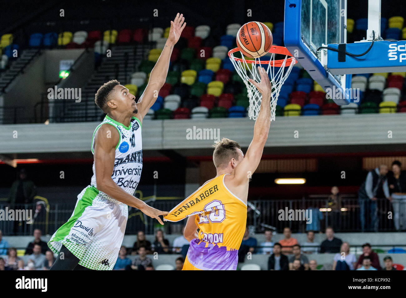 London, Großbritannien. 06 Okt, 2017. bbl: london Lions vs Manchester Riesen am Kupfer box Arena london Lions vs Manchester Giants, wo die Löwen 115 vs 74 gewonnen. London Lions guard Jack isenbarger (22) von Manchester Riesen gefoult, aistin Rettig (10). (C) Kredite: pmgimaging/alamy leben Nachrichten Stockfoto