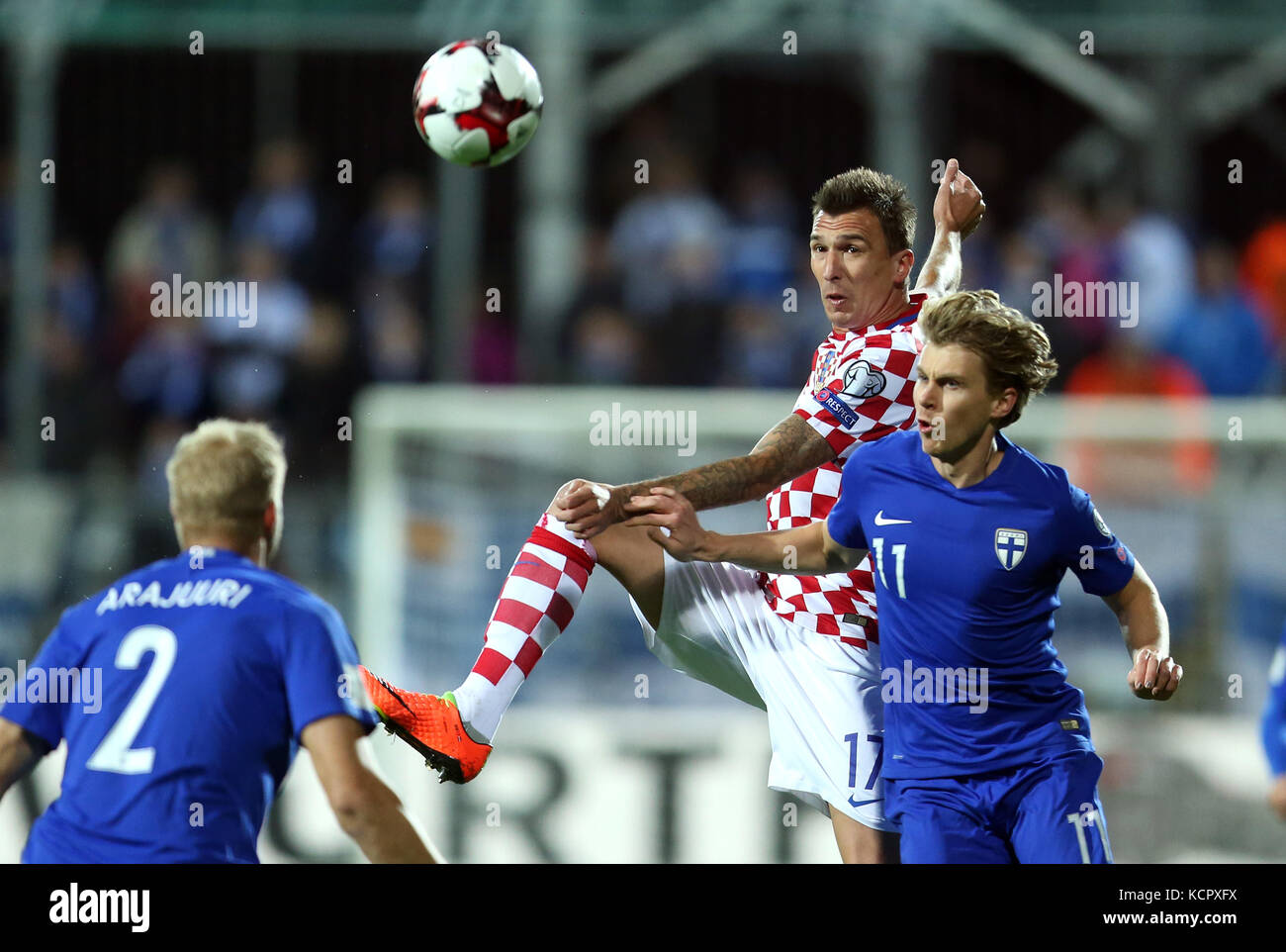 Rijeka. Oktober 2017. Mario Mandzukic (C) aus Kroatien streitet mit Rasmus Schuller (R) aus Finnland beim Qualifikationsspiel zur FIFA-Weltmeisterschaft Russland 2018 in Rijeka, Kroatien, am 6. Oktober 2017. Das Spiel endete mit einem Unentschieden von 1-1. Quelle: Sanjin Strukic/Xinhua/Alamy Live News Stockfoto