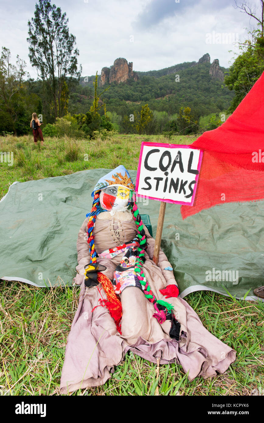 Nimbin, Australien. Oktober 2017. Eine große Puppe vor den heiligen Nimbin Rocks, die bei einem Protest gegen Kohle und Adanis Kohlemine Queensland Carmichael verwendet wurde. Quelle: Peter Ptschelinzew/Alamy Live News. Stockfoto