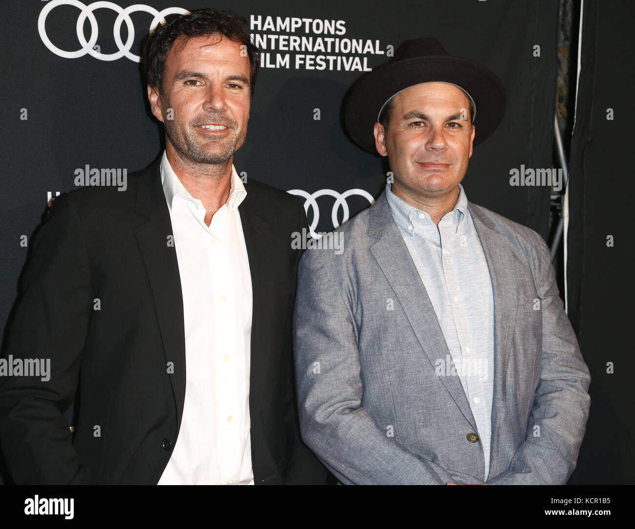 East Hampton, USA. 6. Okt, 2017. Direktoren emmett Malloy (l) und Brendan malloy Besuchen "die Stämme der Palos Verdes" Screening bei ua 2 East Hampton Kino 6 im 25. Hamptons International Film Festival am 6. Oktober 2017 in East Hampton, New York, USA. Credit: akphoto/alamy leben Nachrichten Stockfoto