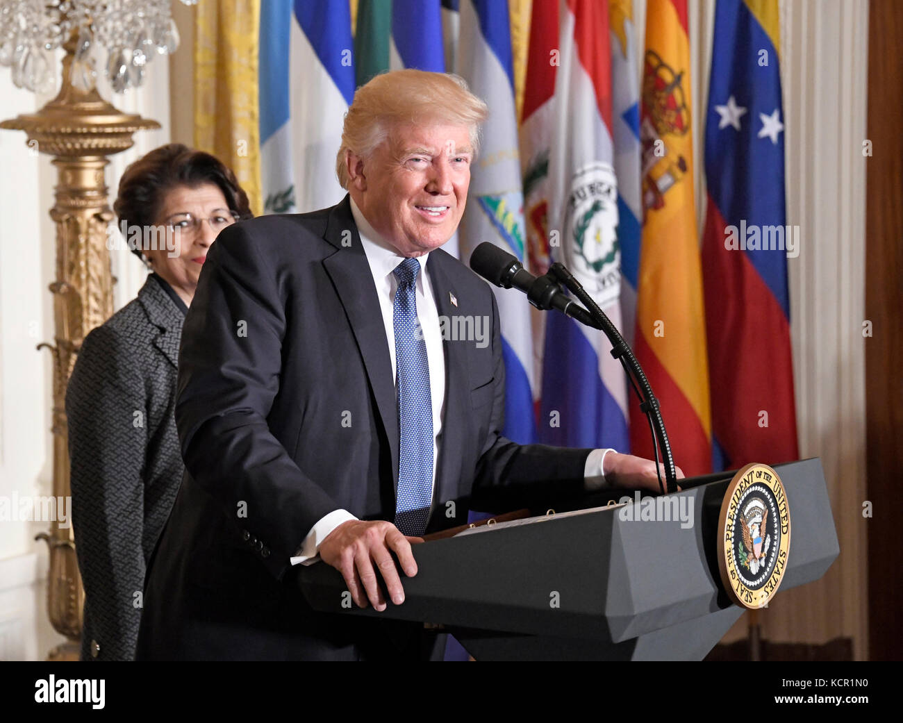 Nehmen Sie An Der Feier Teil. Oktober 2017. US-Präsident Donald J. Trump macht eine Rede, als er und First Lady Melania Trump am Freitag, den 6. Oktober 2017, im East Room des Weißen Hauses in Washington, DC, eine Veranstaltung veranstalten. 200 Vertreter der hispanischen Wirtschaft, der Gemeinde und des Glaubens sowie Gäste aus dem ganzen Land wurden eingeladen, an der Feier teilzunehmen. Kredit: Ron Sachs/CNP - KEIN KABELSERVICE - Kredit: Ron Sachs/Consolidated/dpa/Alamy Live News Stockfoto