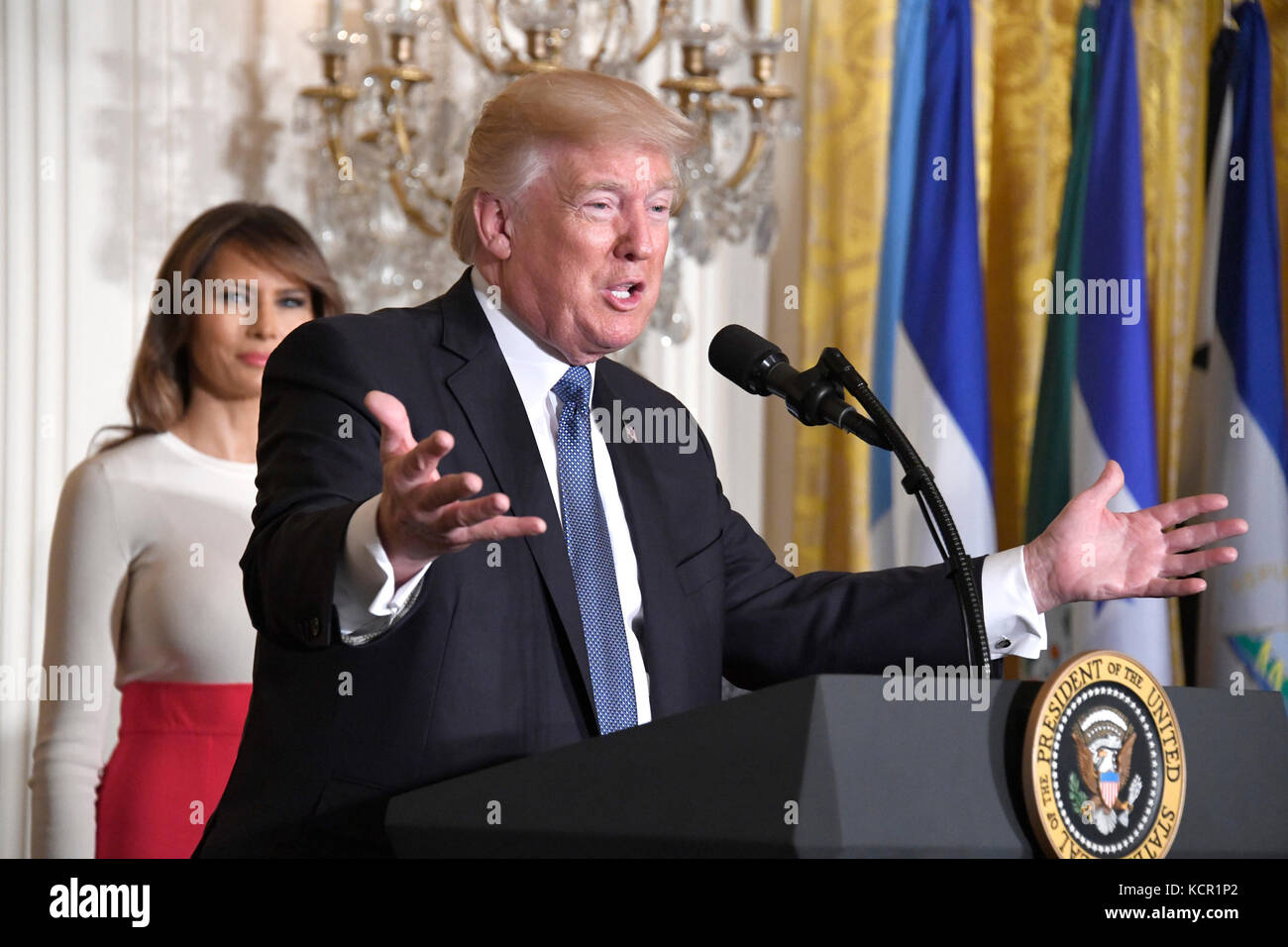 Nehmen Sie An Der Feier Teil. Oktober 2017. US-Präsident Donald J. Trump macht eine Rede, als er und First Lady Melania Trump am Freitag, den 6. Oktober 2017, im East Room des Weißen Hauses in Washington, DC, eine Veranstaltung veranstalten. 200 Vertreter der hispanischen Wirtschaft, der Gemeinde und des Glaubens sowie Gäste aus dem ganzen Land wurden eingeladen, an der Feier teilzunehmen. Kredit: Ron Sachs/CNP - KEIN KABELSERVICE - Kredit: Ron Sachs/Consolidated/dpa/Alamy Live News Stockfoto