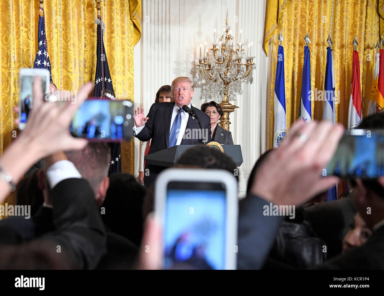 Nehmen Sie An Der Feier Teil. Oktober 2017. US-Präsident Donald J. Trump macht eine Rede, als er und First Lady Melania Trump am Freitag, den 6. Oktober 2017, im East Room des Weißen Hauses in Washington, DC, eine Veranstaltung veranstalten. 200 Vertreter der hispanischen Wirtschaft, der Gemeinde und des Glaubens sowie Gäste aus dem ganzen Land wurden eingeladen, an der Feier teilzunehmen. Kredit: Ron Sachs/CNP - KEIN KABELSERVICE - Kredit: Ron Sachs/Consolidated/dpa/Alamy Live News Stockfoto