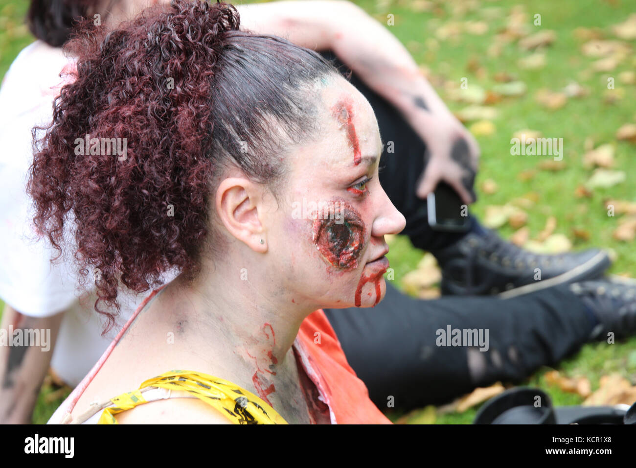 London, Großbritannien. 07 Okt, 2017. Die jährliche Zombie walk Geld für St Mungos zu heben, eine Nächstenliebe und abspritzen Verband arbeiten direkt mit obdachlosen Menschen und Obdachlosen zu Ihnen nach Hause, geben Ihnen ein besseres Leben für sich, fand heute durch London, Tausende von Zombies ging ihren Weg form Marble Arch Trog der Hauptstadt, zur Freude der Touristen, Fotografen und Menschen im Allgemeinen, obwohl einige Jungen haben ein bisschen Angst, aber es war Al Spaß und für einen guten Zweck @ Paul quezada - Neiman/alamy live news Credit: Paul quezada - Neiman/alamy leben Nachrichten Stockfoto