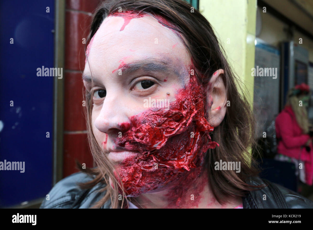 London, Großbritannien. 07 Okt, 2017. Die jährliche Zombie walk Geld für St Mungos zu heben, eine Nächstenliebe und abspritzen Verband arbeiten direkt mit obdachlosen Menschen und Obdachlosen zu Ihnen nach Hause, geben Ihnen ein besseres Leben für sich, fand heute durch London, Tausende von Zombies ging ihren Weg form Marble Arch Trog der Hauptstadt, zur Freude der Touristen, Fotografen und Menschen im Allgemeinen, obwohl einige Jungen haben ein bisschen Angst, aber es war Al Spaß und für einen guten Zweck @ Paul quezada - Neiman/alamy live news Credit: Paul quezada - Neiman/alamy leben Nachrichten Stockfoto