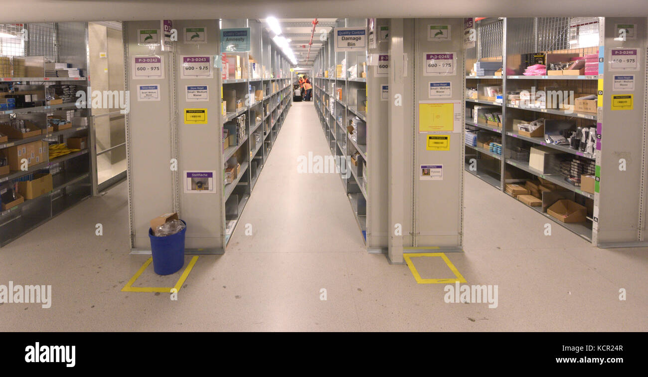 Blick auf das Innere des Amazon Logistikzentrums in Graben (Bayern), Deutschland, 4. Oktober 2017. Rund 1.900 Mitarbeiter sind in der Anlage beschäftigt. Sie verarbeiten und versenden täglich rund 200.000 Artikel. Foto: Stefan Puchner/dpa Stockfoto