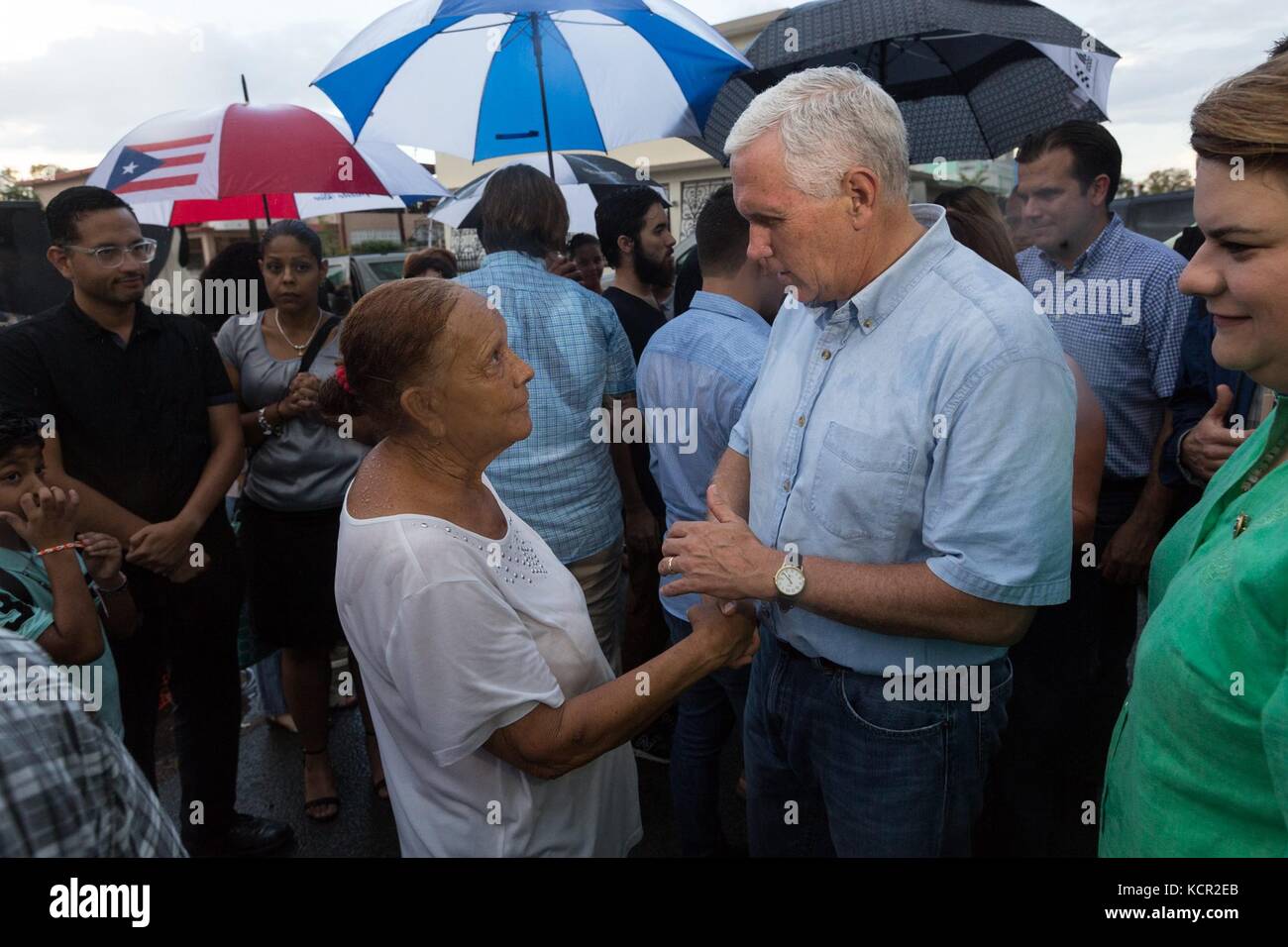 US-Vizepräsident Mike Pence tröstet eine Frau während einer Tour durch Sturmschäden nach dem Hurrikan Maria vom 6. Oktober 2017 in San Juan, Puerto Rico. Stockfoto