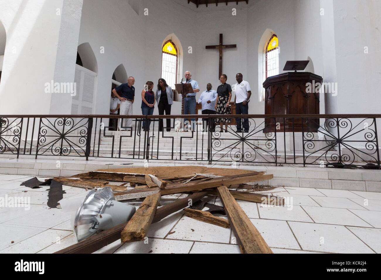 US-Vizepräsident Mike Pence und seine Frau Karen Pence, die in der Nähe von Sturmschäden stehen, sprechen mit Gemeindemitgliedern in der Holy Cross Episcopal Church am 6. Oktober 2017 in Christiansted, St. Croix, US-Jungferninseln. Pence ist auf den Jungferninseln, um die Hilfsmaßnahmen nach der Zerstörung durch Hurrikan Maria zu sehen. Stockfoto