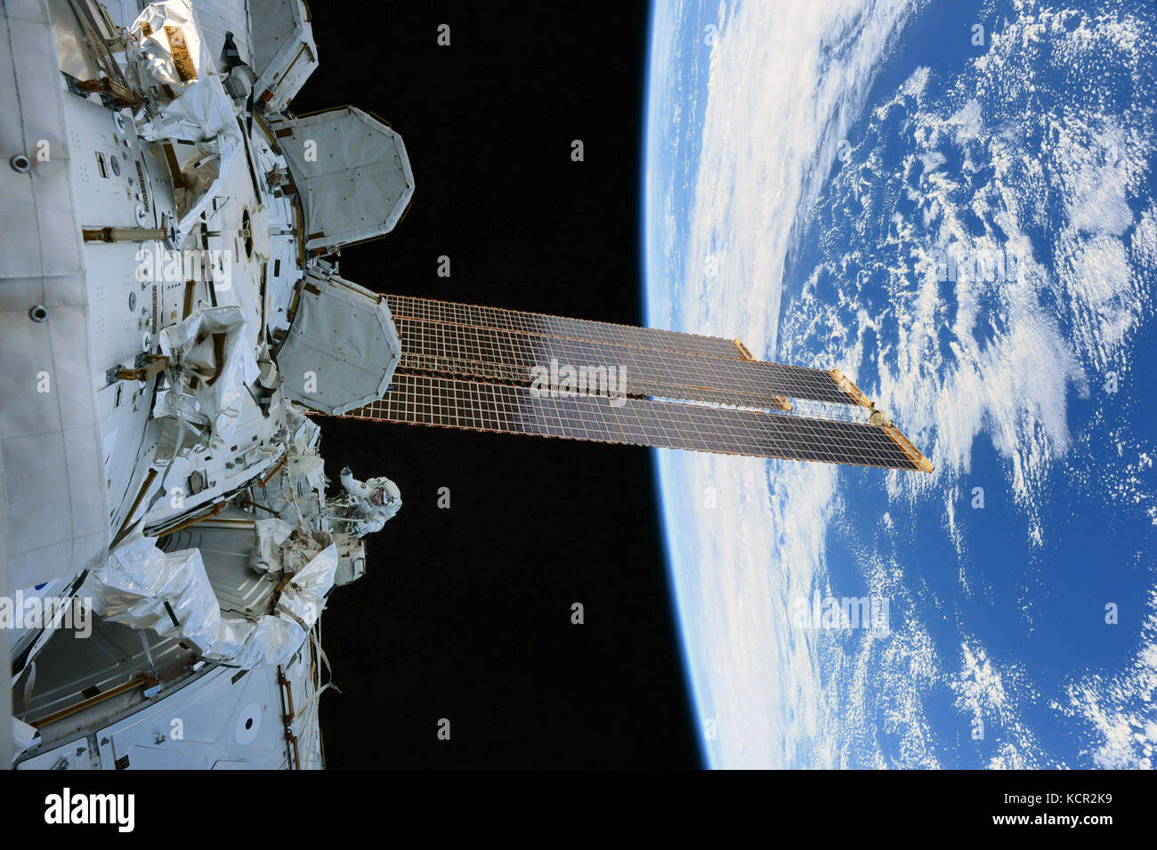 Internationale Raumstation ISS Expedition 53 Crew Mitglieder mark Vande hei und Randy Bresnik Arbeiten zur Installation einer neuen rastend endeffektor an der Spitze des Roboterarms Canadarm2 Oktober 6, 2017 im Erdorbit. Die beiden Astronauten für 6 Stunden, 55 Minuten das Teil während der ersten Weltraumspaziergang ihrer Expedition zu ersetzen. Credit: planetpix/alamy leben Nachrichten Stockfoto