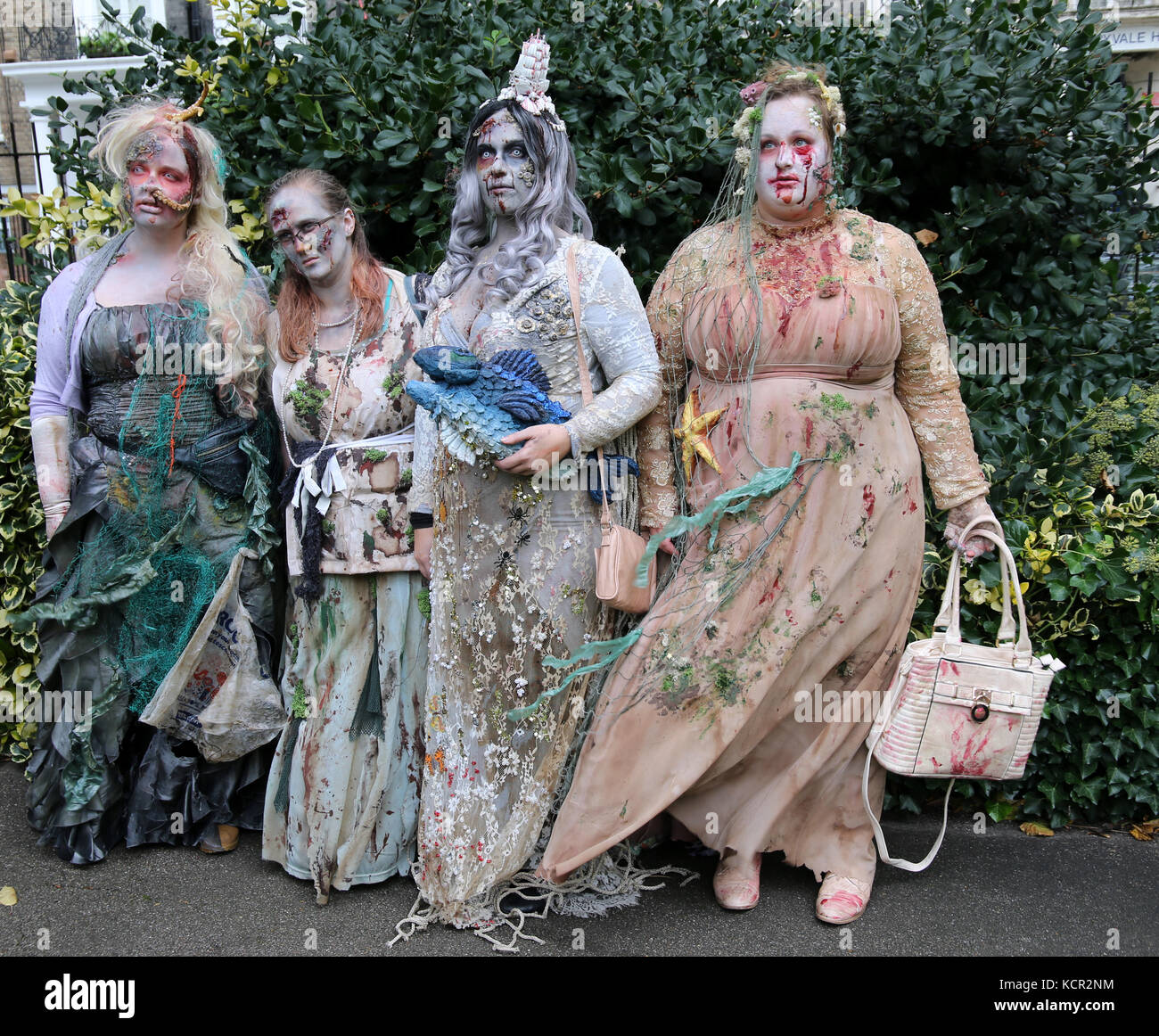 London, Großbritannien. 07 Okt, 2017. Die jährliche Zombie walk Geld für St Mungos zu heben, eine Nächstenliebe und abspritzen Verband arbeiten direkt mit obdachlosen Menschen und Obdachlosen zu Ihnen nach Hause, geben Ihnen ein besseres Leben für sich, fand heute durch London, Tausende von Zombies ging ihren Weg form Marble Arch Trog der Hauptstadt, zur Freude der Touristen, Fotografen und Menschen im Allgemeinen, obwohl einige Jungen haben ein bisschen Angst, aber es war Al Spaß und für einen guten Zweck @ Paul quezada - Neiman/alamy live news Credit: Paul quezada - Neiman/alamy leben Nachrichten Stockfoto