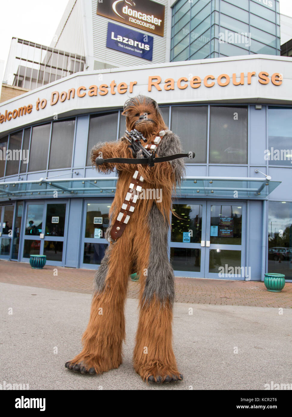 DONCASTER, South Yorkshire, UK-Star Wars Figuren und Cosplayer versammeln sich außerhalb Doncaster Racecourse für den ersten Fall der Typ an diesem Schauplatz. Mitglieder des britischen Sentinal Squad begrüßen cosplaying Gäste und gekleidet in Charaktere aus dem Star Wars Franchise einschließlich Darth Vader und Sturmtruppen. Stockfoto