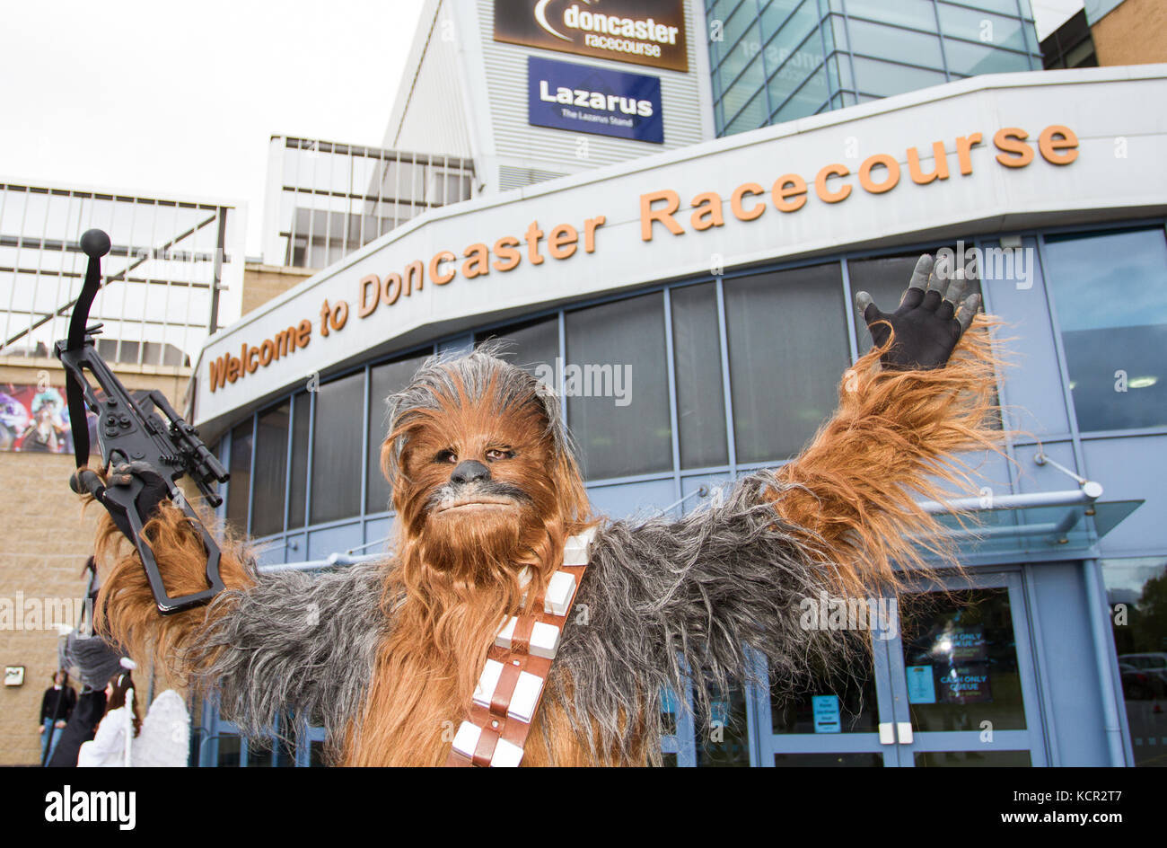 DONCASTER, South Yorkshire, UK-Star Wars Figuren und Cosplayer versammeln sich außerhalb Doncaster Racecourse für den ersten Fall der Typ an diesem Schauplatz. Mitglieder des britischen Sentinal Squad begrüßen cosplaying Gäste und gekleidet in Charaktere aus dem Star Wars Franchise einschließlich Darth Vader und Sturmtruppen. Stockfoto